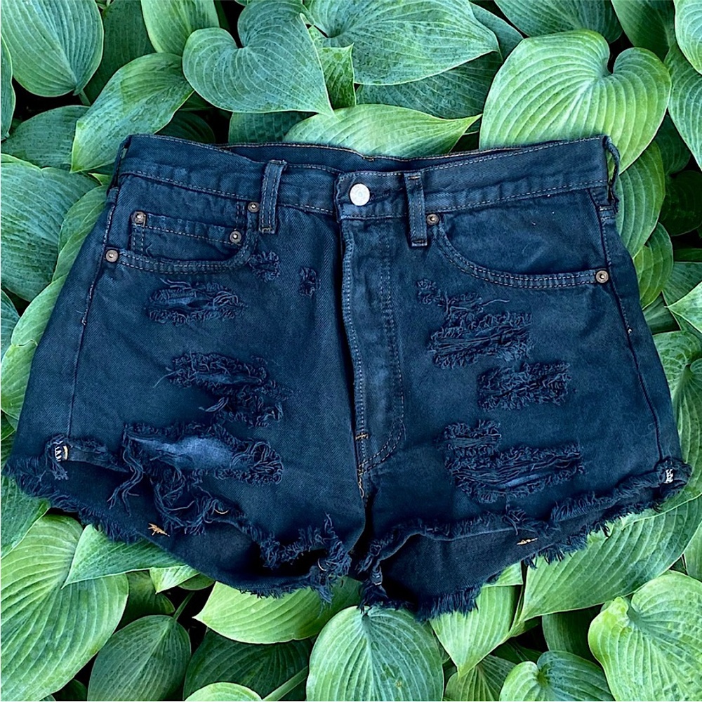 Levi’s | Distressed 501 Cutoff Black High-Rise Short